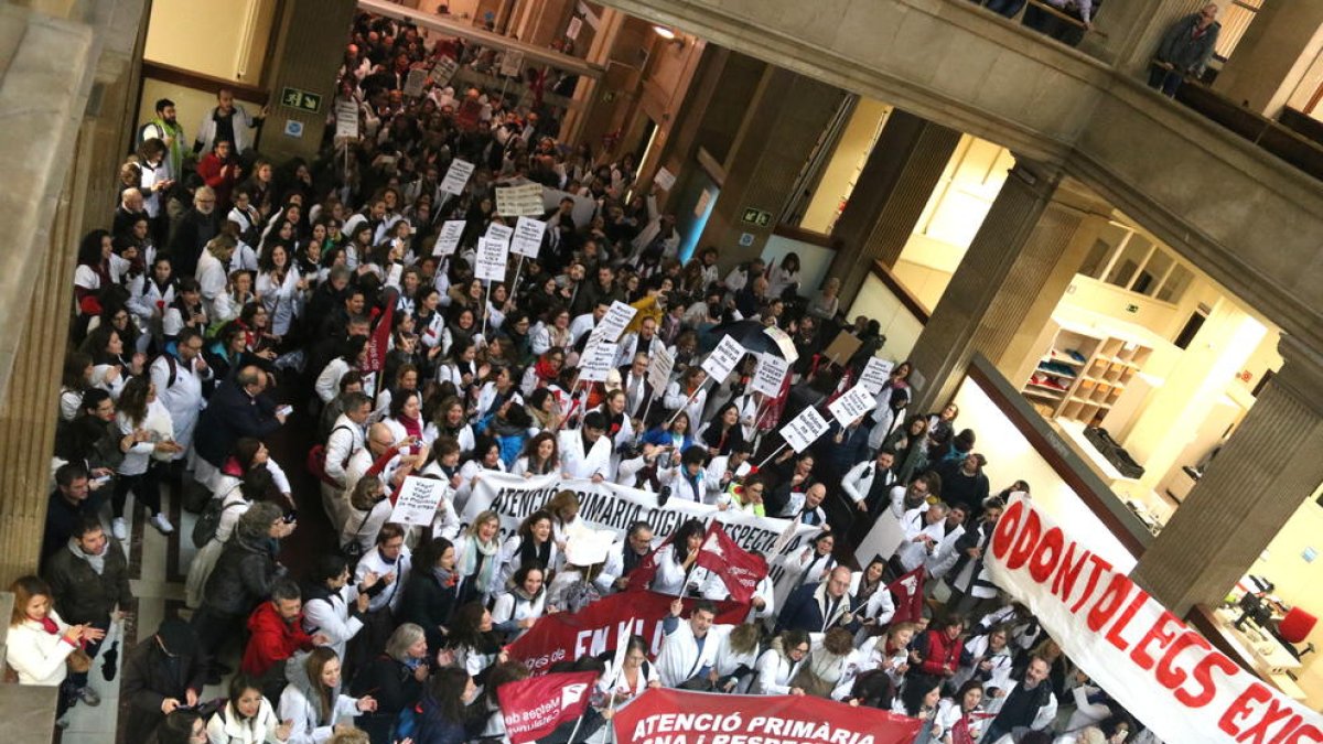 Metges van ocupar ahir la seu de l’ICS i van tallar la Gran Via.