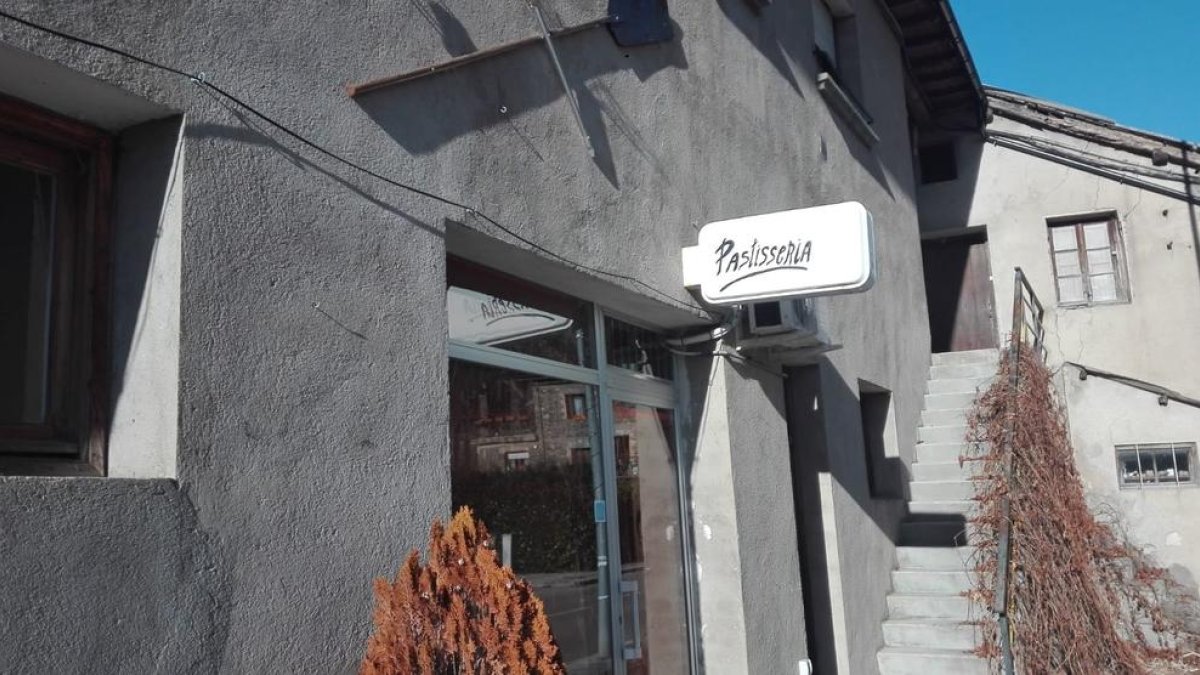 La fleca de Ribera de Cardós, tancada des de fa més d’un mes.