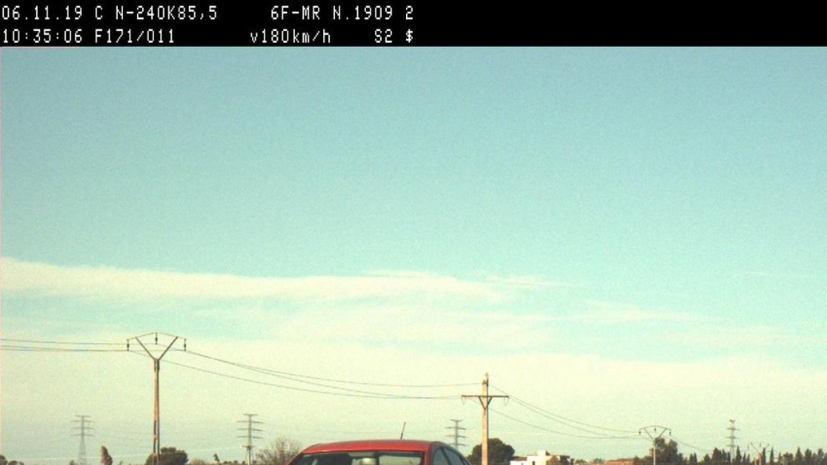 Vista del conductor ‘cazado’ ayer en un control policial en la N-240.