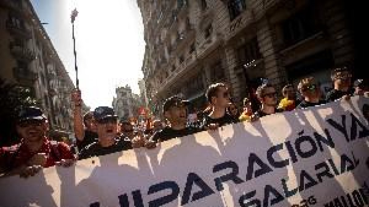 Dos manifestacions oposades reuneixen 1.800 policies i 6.000 de sobiranistes