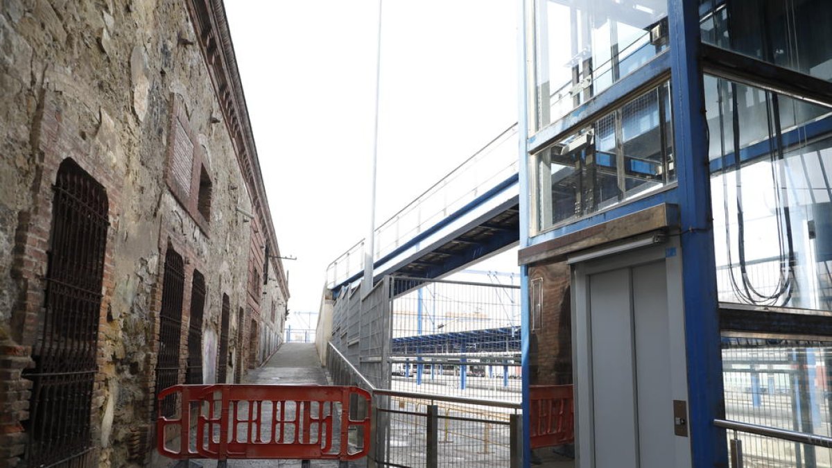 La rampa que da a la estación, en la imagen, y la de Pardinyes están cerradas desde el pasado mayo.