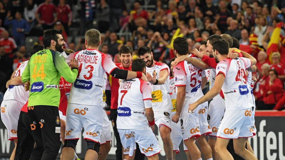 Los jugadores festejaron la clasificación por todo lo alto.