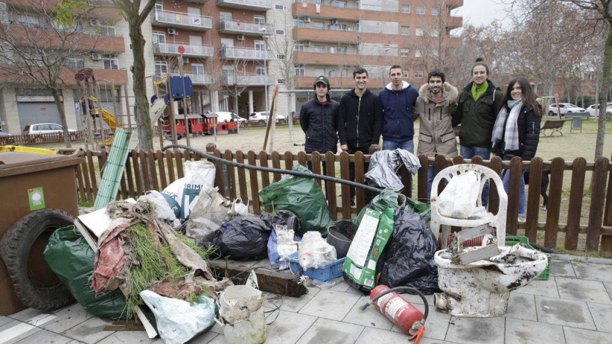 Integrants del col·lectiu Osmon, al costat de les escombraries que van recollir ahir a la Mitjana.