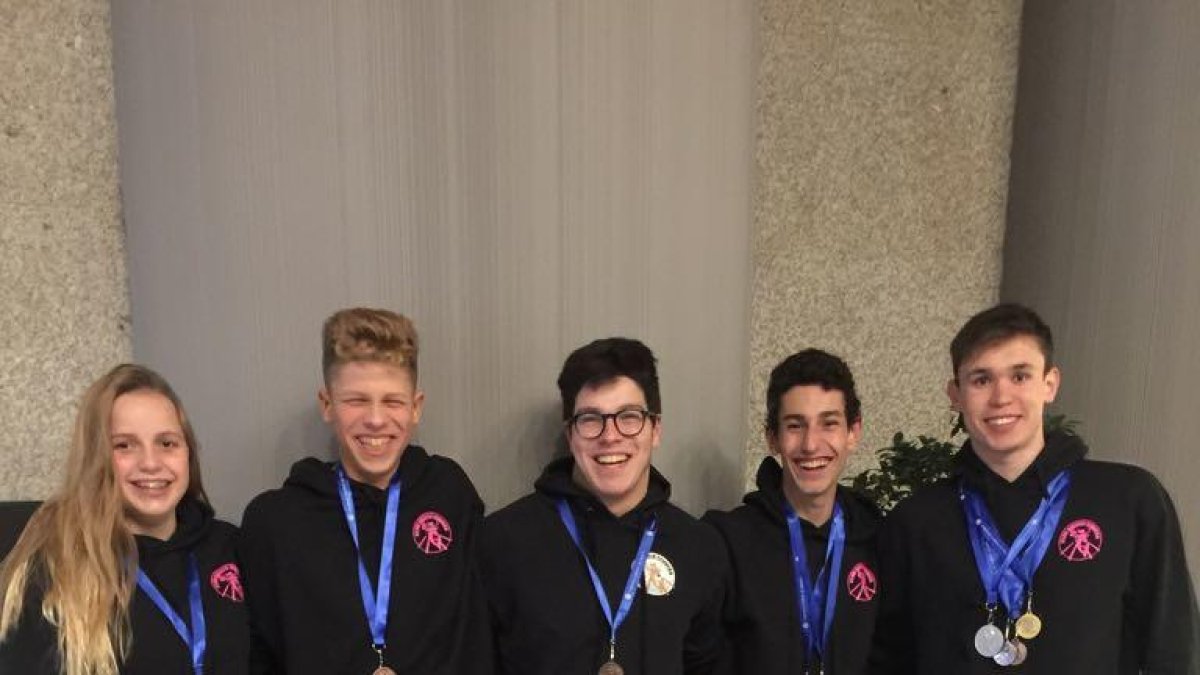 A la imatge, alguns dels medallistes ahir del CN Cervera.