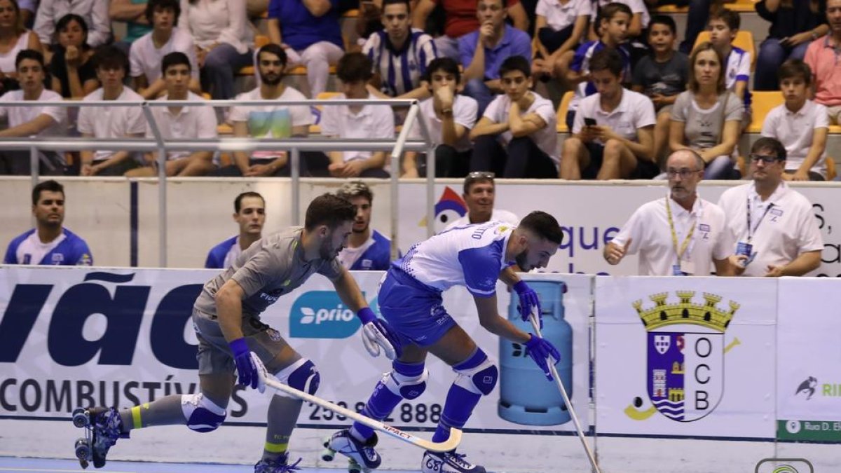 Roberto corre al contragolpe ante la mirada de su técnico y sus compañeros de banquillo.