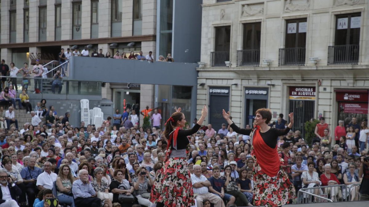 La danza tomó ayer la plaza Sant Joan, abarrotada, de la mano del Esbart Dansaire Sícoris.