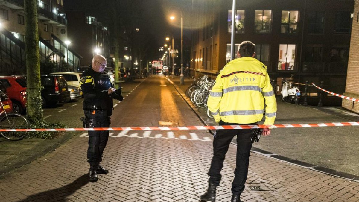 Varios policías acordonan la zona del tiroteo.