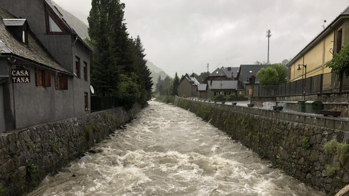 El Garona a su paso por Arties, en el municipio de Naut Aran.