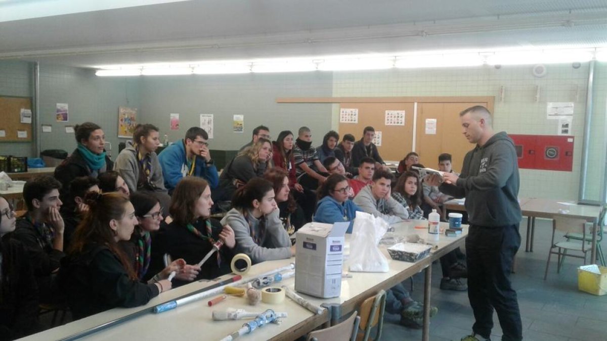 Los jóvenes participaron ayer en un taller de pintura para saber cómo deberán trabajar.