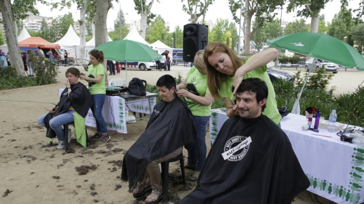 Unas 250 personas, la mayoría peñistas, se cortaron el pelo con fines solidarios.