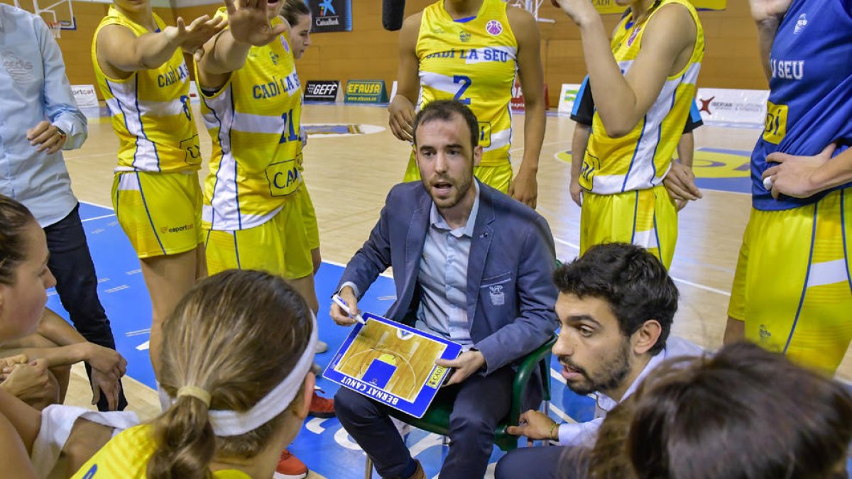 Canut da instrucciones a su equipo el miércoles ante el DVTK.
