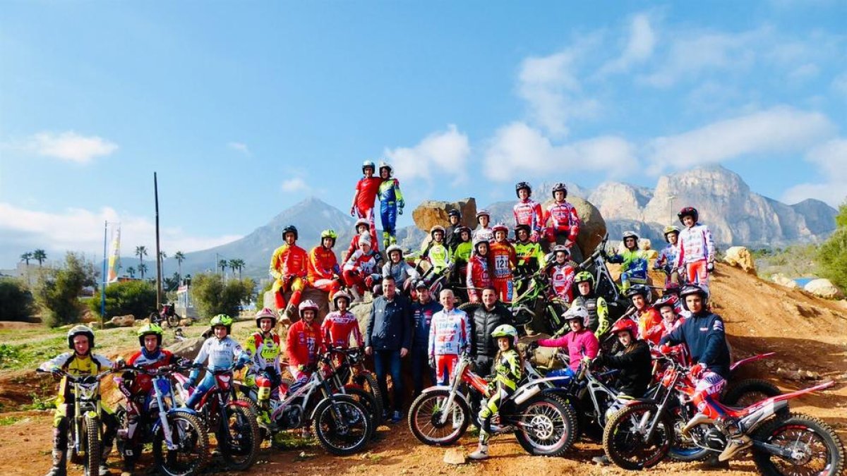 Un trialer lleidatà, a l’‘stage’ de la Federació Espanyola - Roger Casas (a la imatge, el segon per l’esquerra) es troba aquests dies a la localitat alacantina de la Nucia participant en l’XI Stage La Primavera del Trial, que organitza  ...