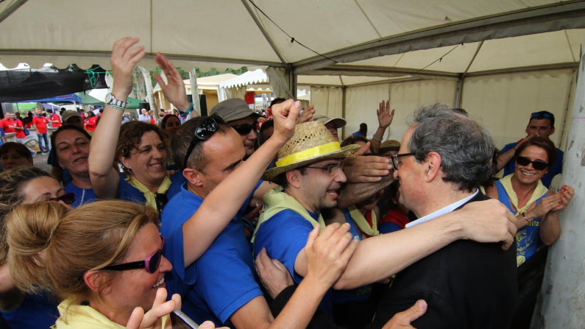 Una multitud va abordar el president per fotografiar-se amb ell, estrènyer-li mà o expressar-li suport.