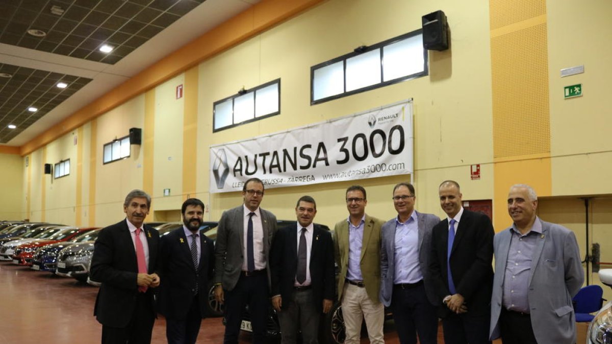 Las autoridades visitaron los expositores del certamen.