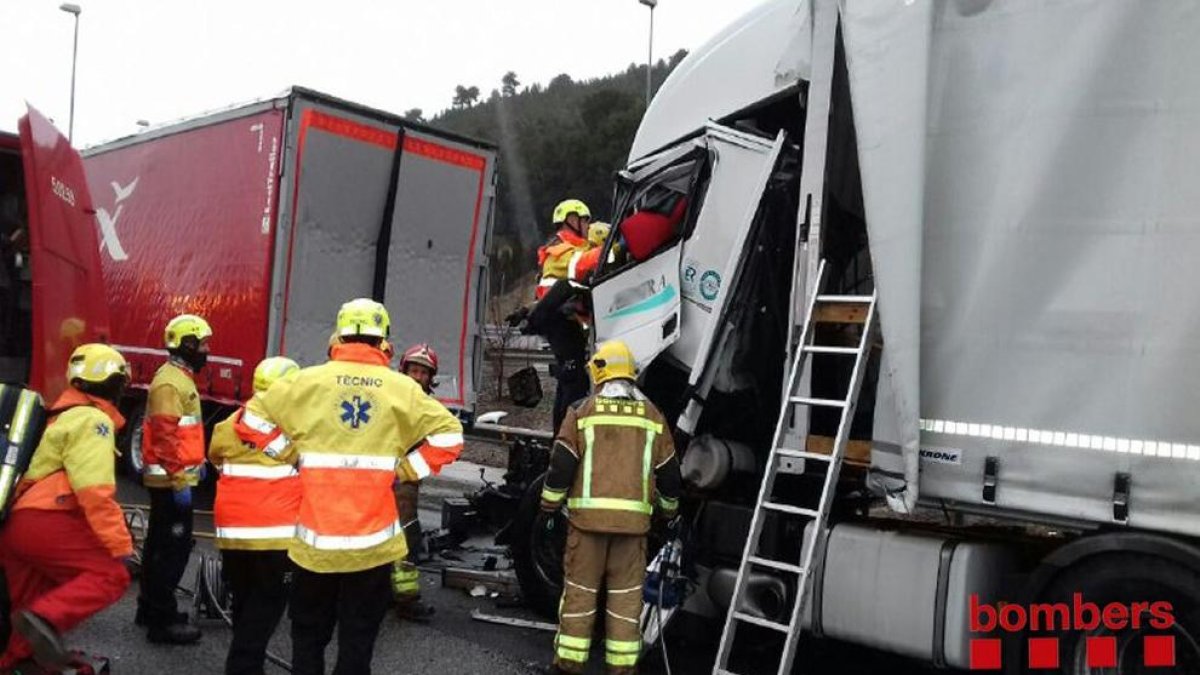 Un camionero quedó atrapado en el interior de la cabina y tuvo que ser rescatado.