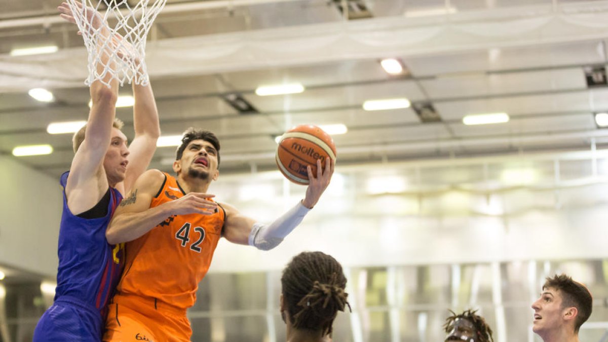 Adrián Chapela, a terra, després de torçar-se un turmell.