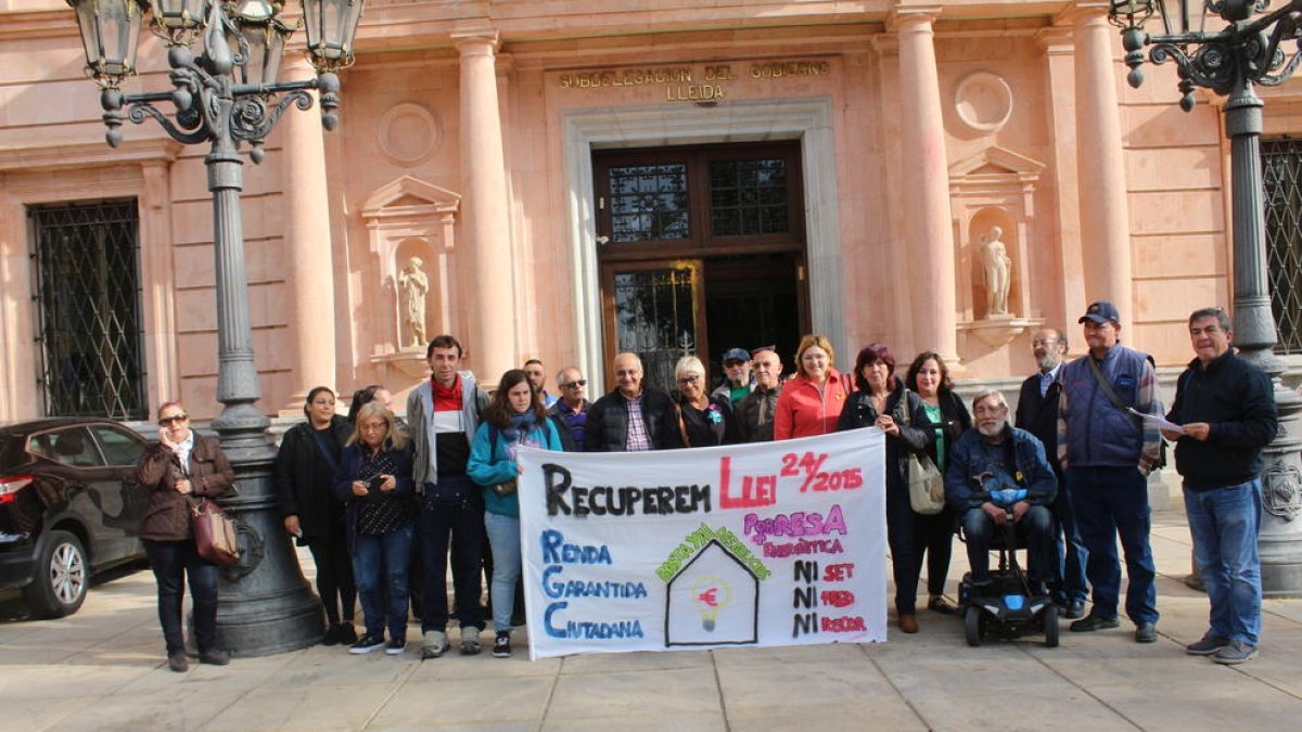 Concentració ahir davant de la subdelegació del Govern central a Lleida.