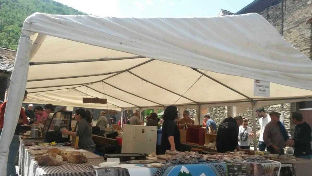 Una veintena de artesanos del ámbito del parque participaron en la feria.
