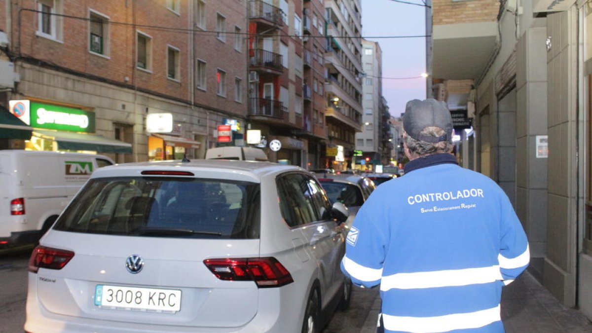Un vigilante de las zonas de aparcamiento regulado con parquímetro.
