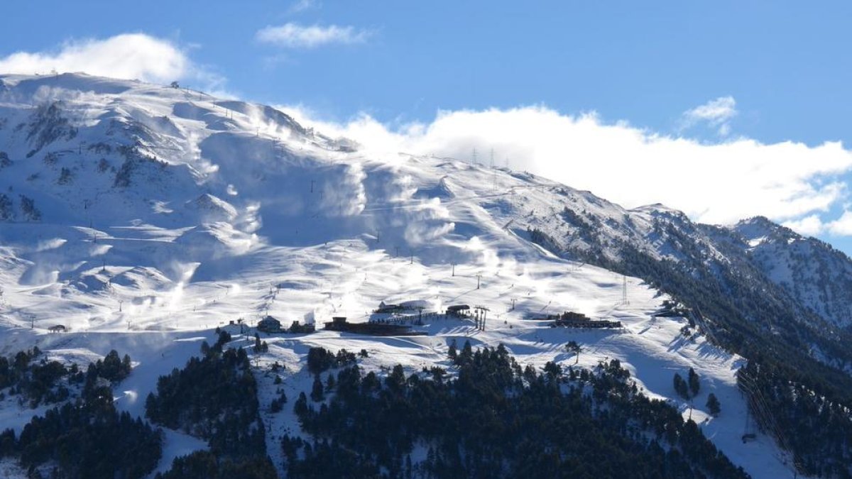 Imatge dels canons de neu en funcionament ahir a Baqueira.