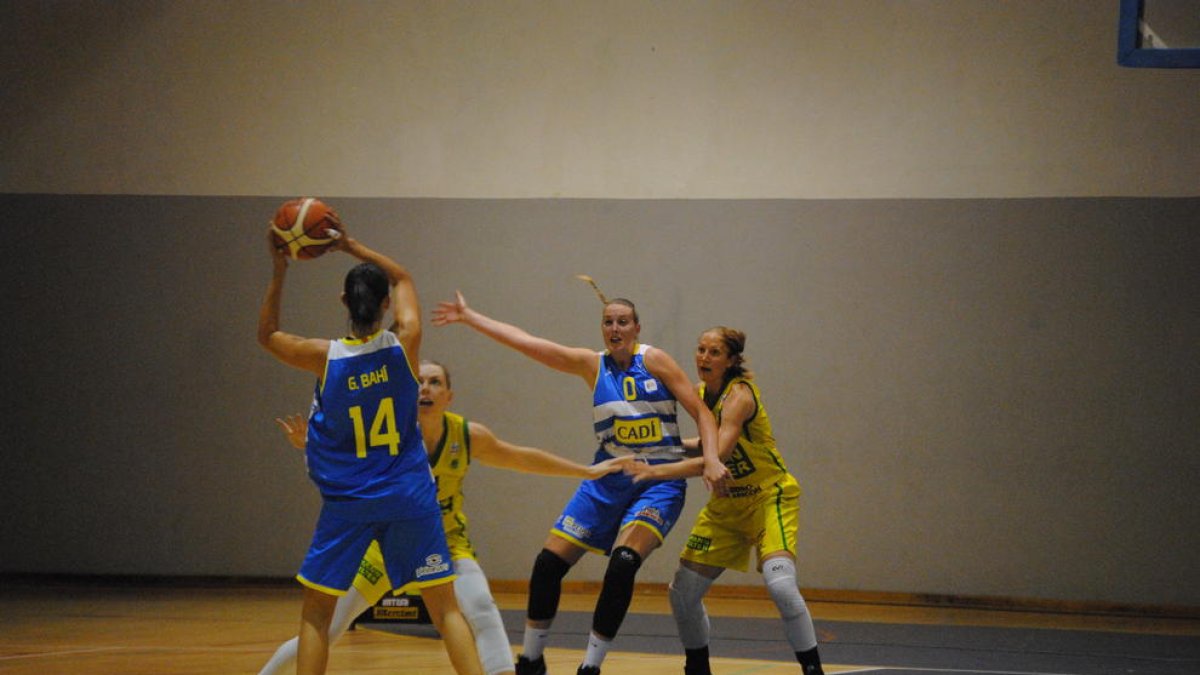 Hempe (dorsal 0)  jugó ayer sus primeros minutos con el Cadí.