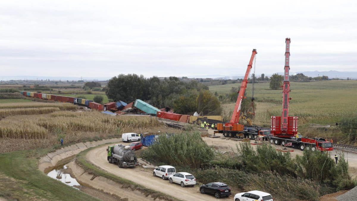 Imatge d’ahir de la retirada dels contenidors del tren de mercaderies de Continental Rail que va descarrilar entre Puigverd de Lleida i Juneda.