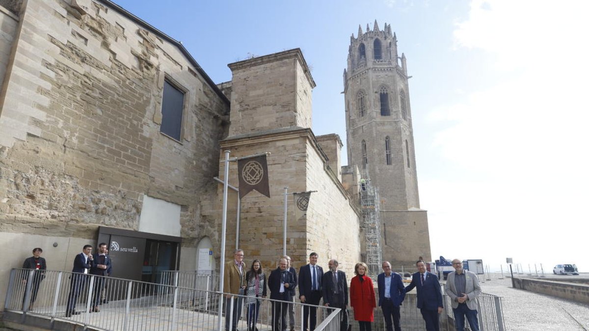 Andamios y obras - La consellera de Cultura destacó el inicio de las obras de restauración del monumento. “Ha coincidido la primera reunión del consorcio con sus nuevos representantes con la colocación de los andamios”, celebró con entusi ...