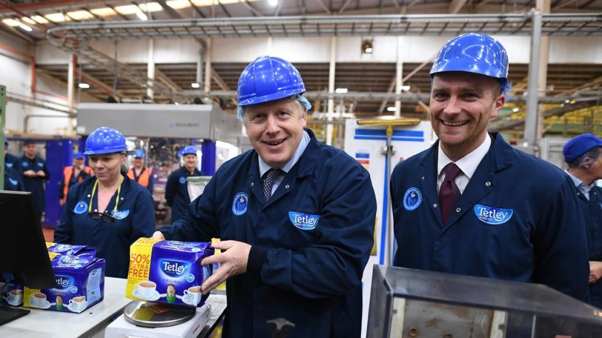 El primer ministro británico ayer visitando una fábrica de té.