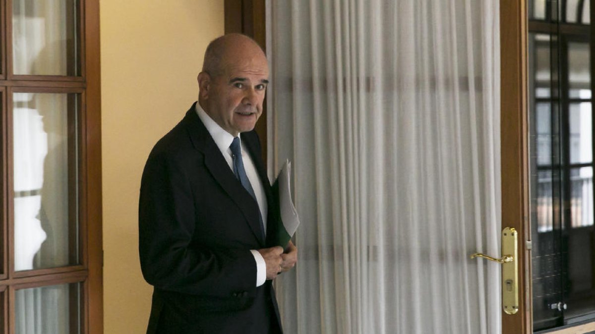 El expresidente de la Junta de Andalucía Manuel Chaves, a su salida de la comisión ayer.