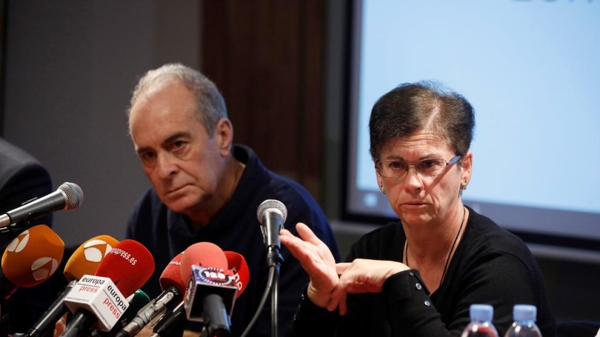 Els pares del jove de 23 anys que va morir, ahir durant una roda de premsa.