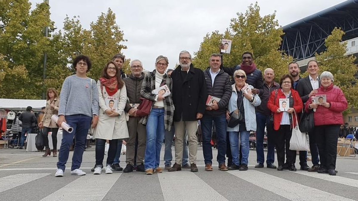 Membres del PSC van visitar el mercadillo del Camp d’Esports.