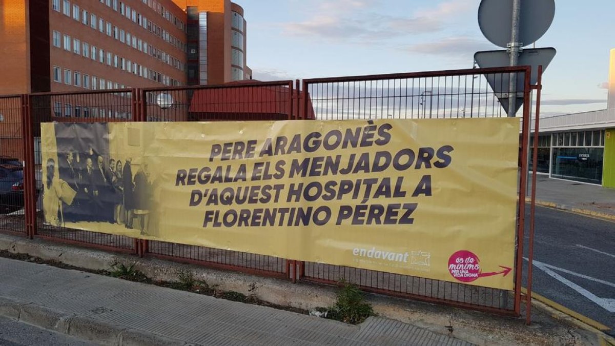 Una pancarta a l’Arnau.