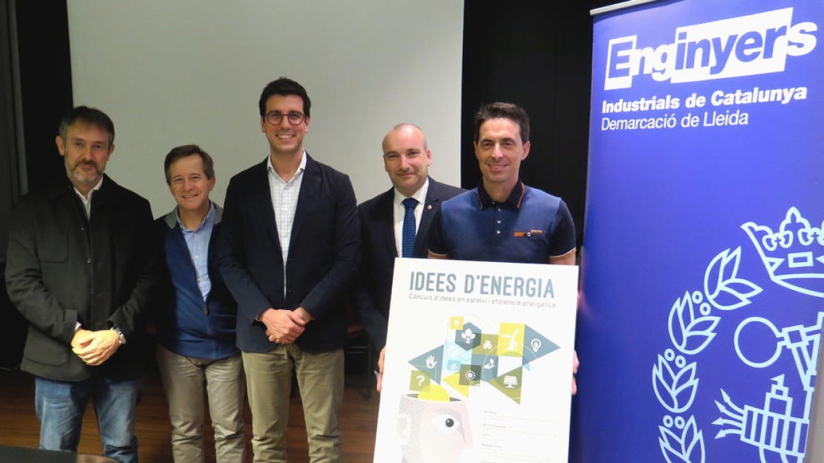 El representant del projecte, amb els organitzadors del concurs.