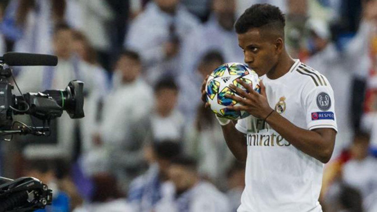 Rodrygo amb la pilota del ‘hat-trick’.