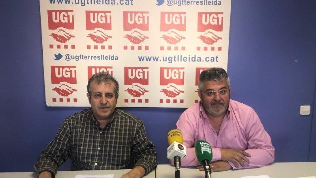 Los responsables de la UGT-FICA en Lleida, Xavier Perelló y Antoni Dolcet, durante la rueda de prensa.