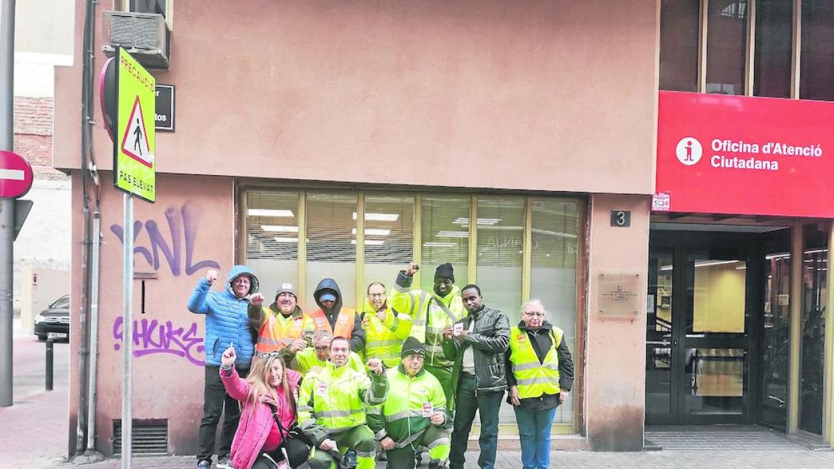 Els treballadors de FCC, ahir després de l’acte de conciliació a Treball i contenidors desbordats al centre de Balaguer i al polígon industrial d’Artesa de Segre.