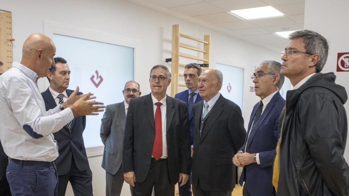 Jaume Alsina, en el centro de la imagen, durante la apertura del nuevo centro de asistencia médica.