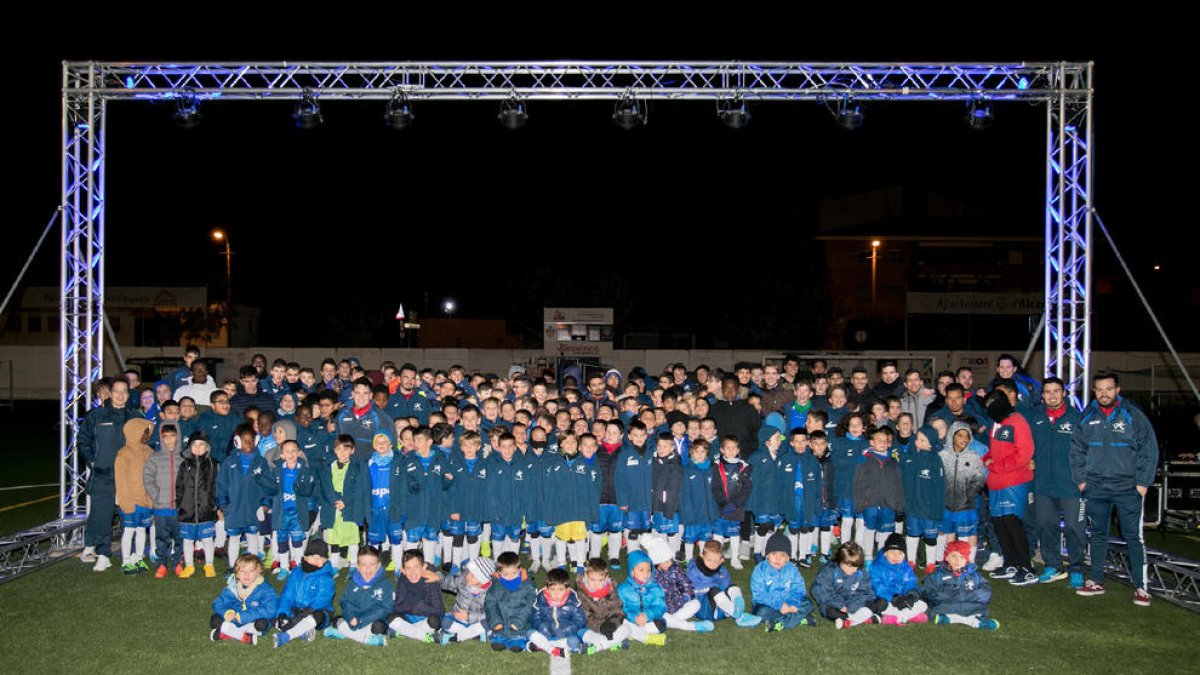Els jugadors i els entrenadors de l’Escola de Futbol Baix Segrià ahir durant l’acte de presentació.