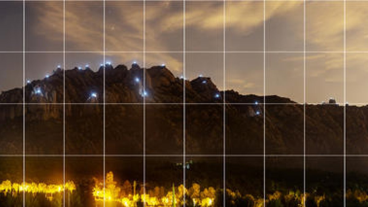 La “gigafoto” del 1 de octubre de este año cuando se encendieron las Agulles de Montserrat en honor a los presidents de la Generalitat y los presos por el ‘procés’.