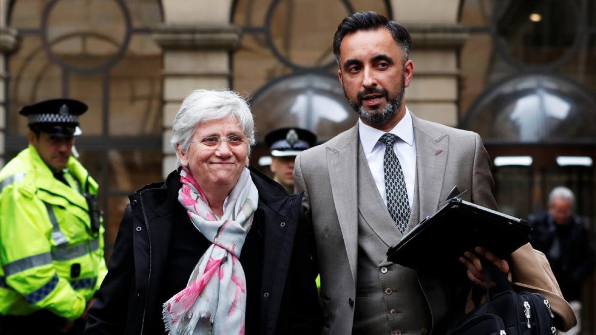 Clara Ponsatí i el seu advocat, Aamer Anwar, al sortir d’un tribunal d’Edimburg, el 2018.