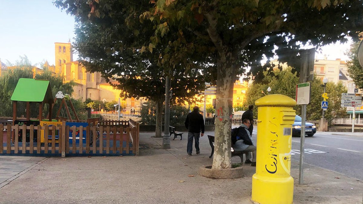 Imagen de la acera de Solsona que ahora se mejorará.