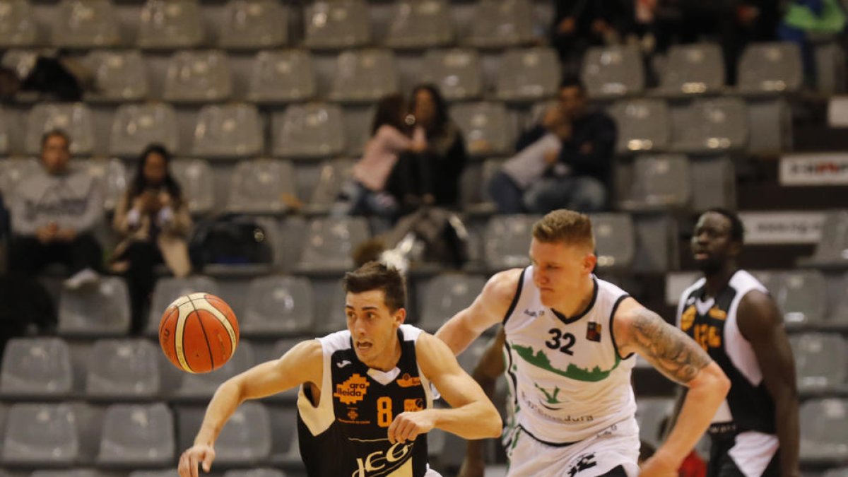 Adrián Chapela condueix un contraatac davant de Jordy Kuiper.