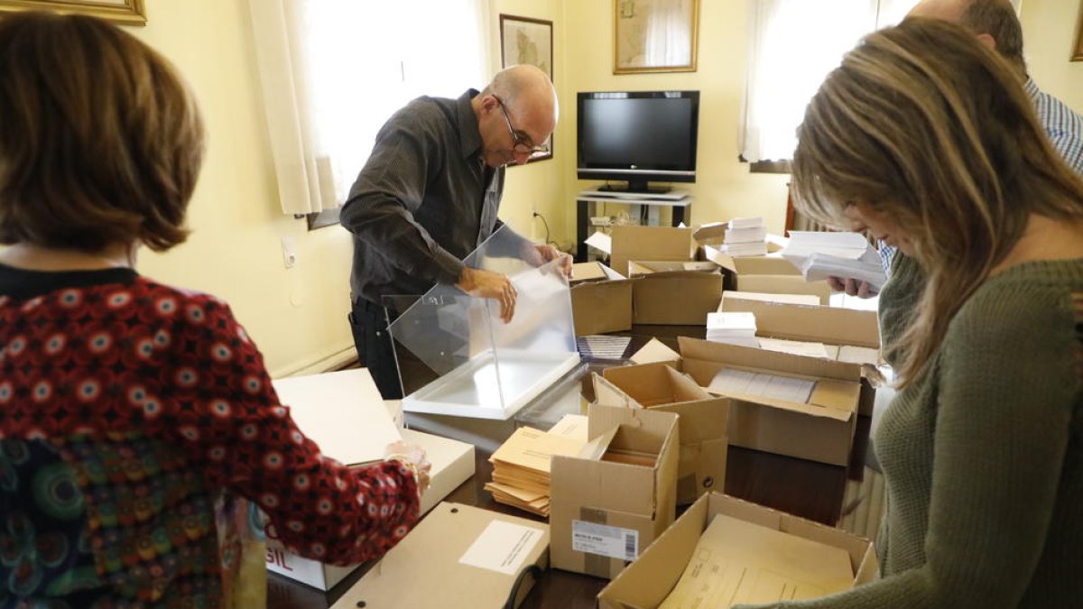 Muntatge d’urnes i preparació de paperetes per a les eleccions generals aquesta setmana a la subdelegació del Govern.