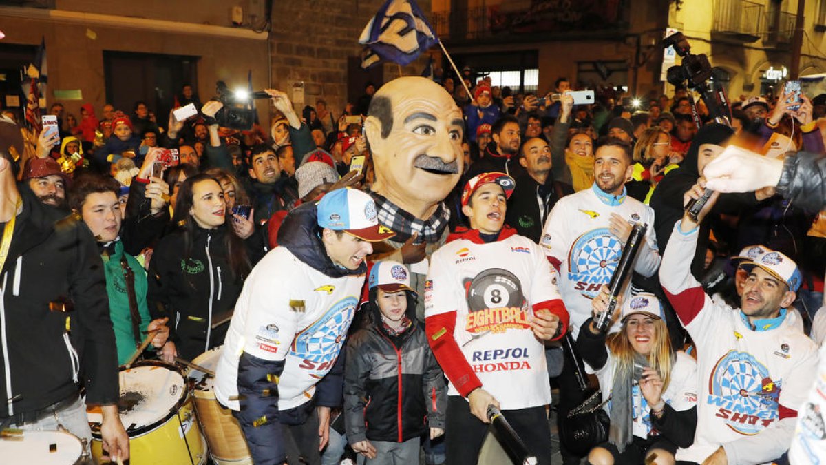 Miles de fans de los dos hermanos Márquez soportaron durante horas el intenso frío para festejar junto a ellos el doblete mundialista.