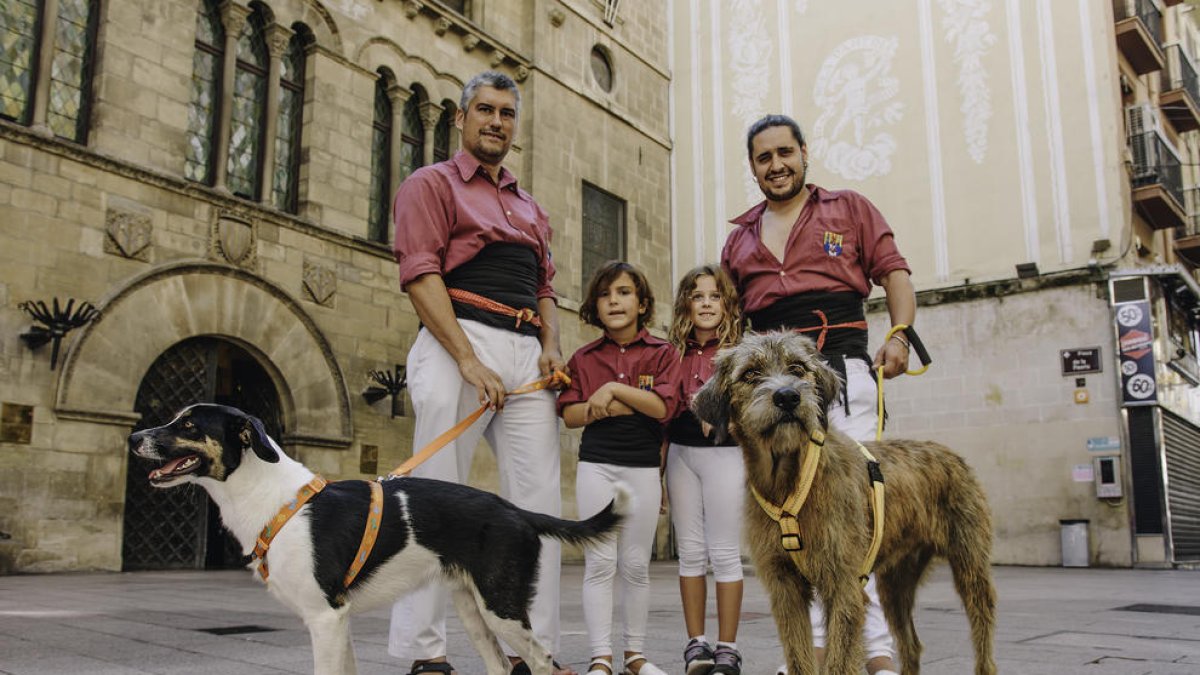 El Wabi i el Theon protagonitzen el mes de maig del calendari amb els castellers a la plaça Paeria.