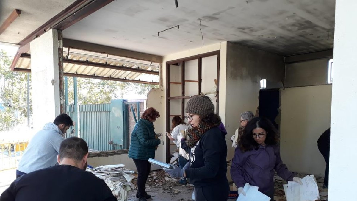 Voluntarios ayer en la antigua fábrica textil.