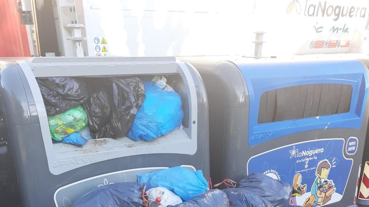 Contenidors desbordats i escombraries a terra, ahir a Artesa de Segre.