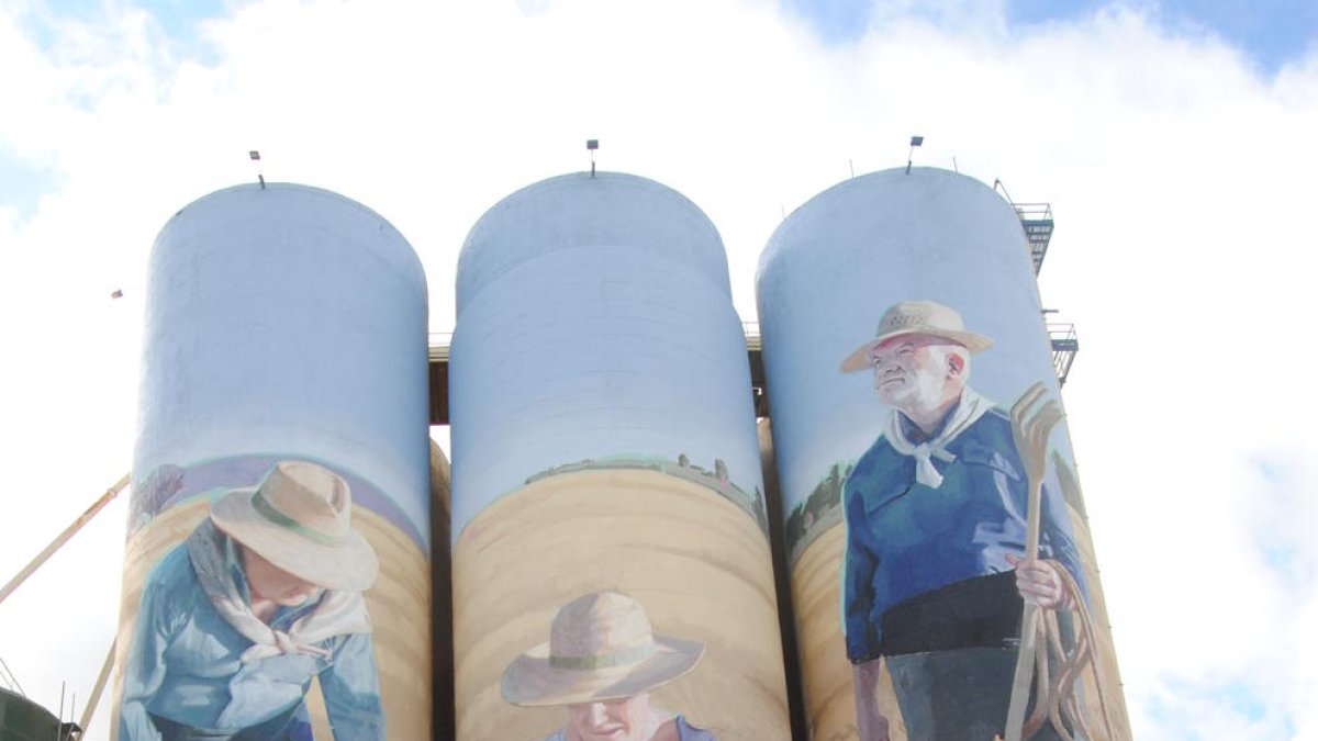 Antoni Pané, amb els autors i representants de Binomic.cat.