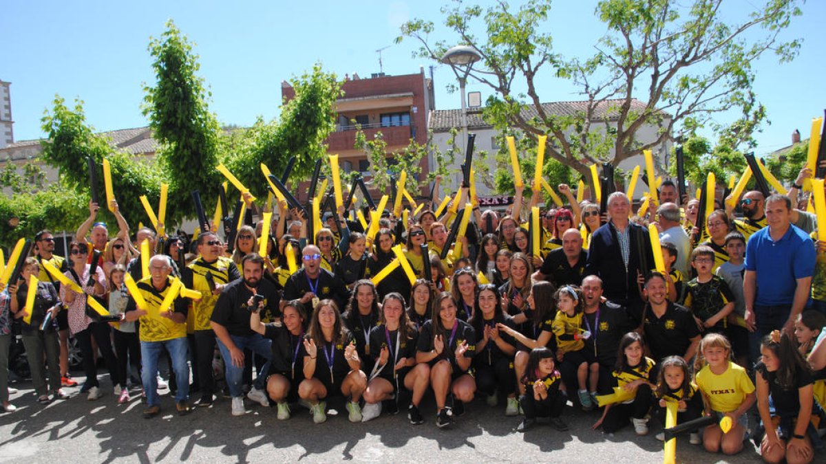 Las jugadoras posaron junto a las decenas de seguidores que las recibieron ayer en Vila-sana.