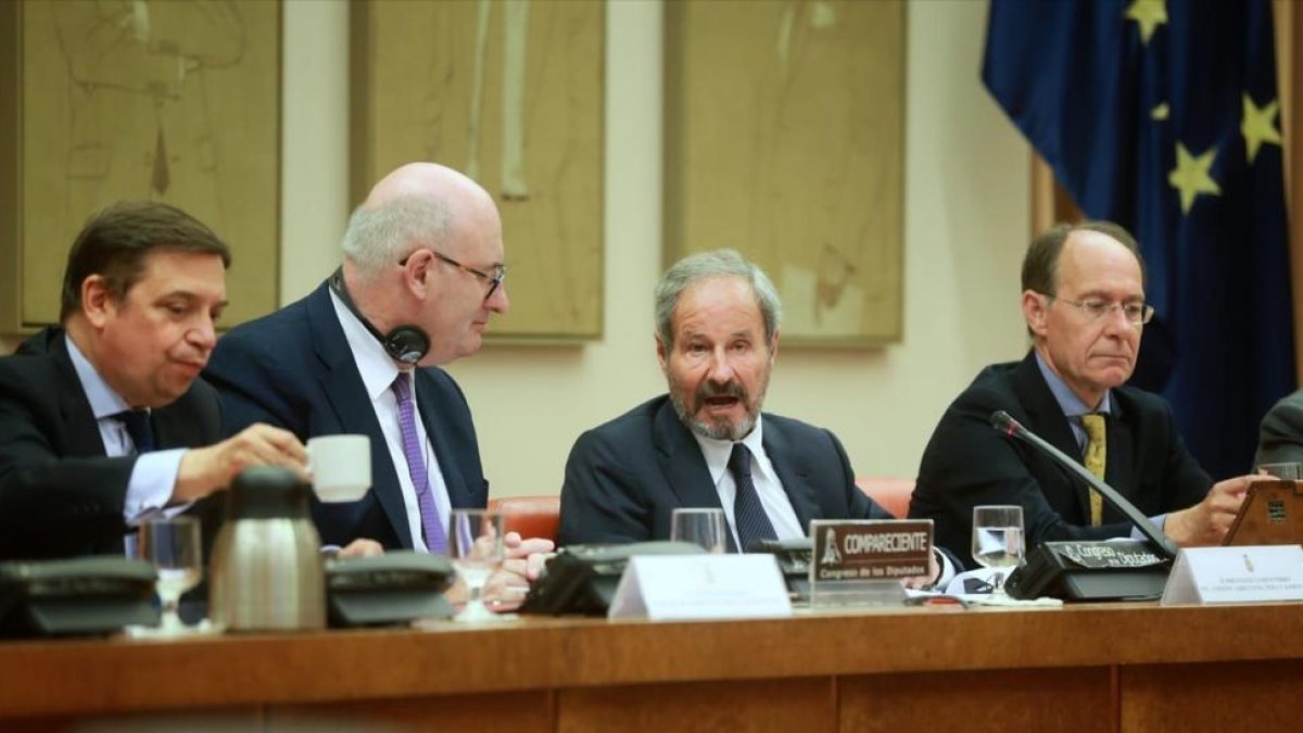 El ministre Luis Planas, Phil Hogan i el president de la Comissió d’Agricultura, José Ignacio Llorens.